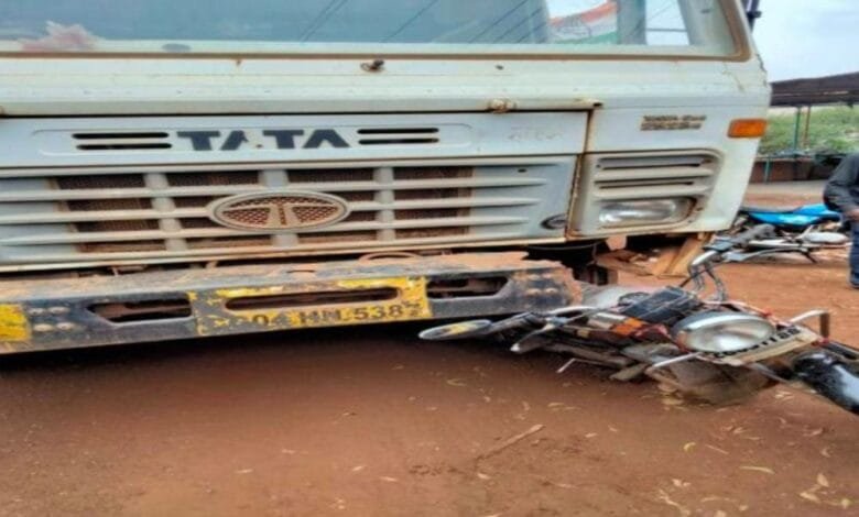 बाइक सवार व्यक्ति को ट्रेलर वाहन ने पीछे से मारी ठोकर बाइक सवार व्यक्ति को ट्रेलर वाहन ने पीछे से मारी ठोकर kshititech