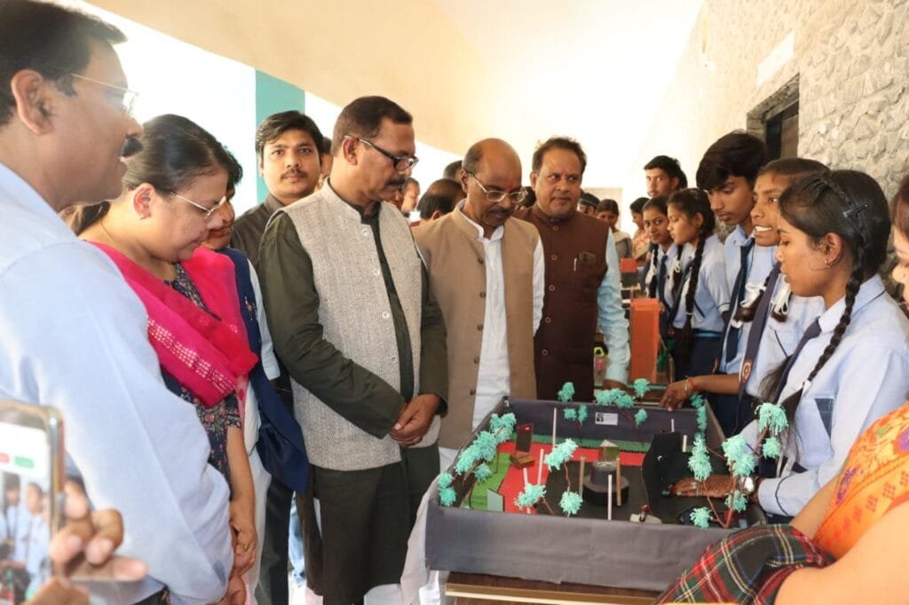 आत्मानंद स्कूल सक्ती में मनाया गया "वीर बाल दिवस", साहिबजादों के शौर्य, वीरता, त्याग और धर्मनिष्ठा को किया गया याद आत्मानंद स्कूल सक्ती में मनाया गया "वीर बाल दिवस", साहिबजादों के शौर्य, वीरता, त्याग और धर्मनिष्ठा को किया गया याद kshititech