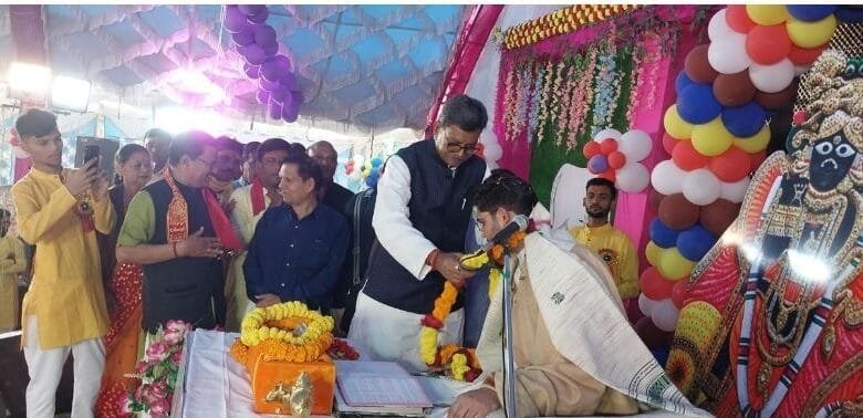 भागवत कथा सुनने पहुंचे डाक्टर चरणदास महंत भागवत कथा सुनने पहुंचे डाक्टर चरणदास महंत kshititech