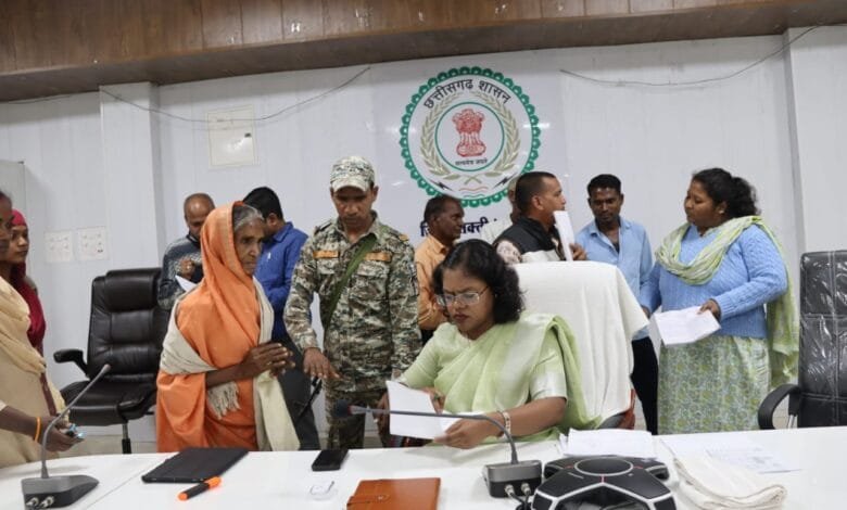 कलेक्टर ने जनदर्शन के माध्यम से सुनी आमलोगों की समस्याएं कलेक्टर ने जनदर्शन के माध्यम से सुनी आमलोगों की समस्याएं kshititech
