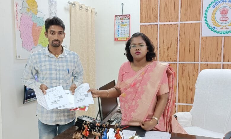 जनदर्शन में राशन कार्ड बनवाने के आवेदन पर हितग्राहियों को बना कर दिया गया नया राशन कार्ड जनदर्शन में राशन कार्ड बनवाने के आवेदन पर हितग्राहियों को बना कर दिया गया नया राशन कार्ड kshititech