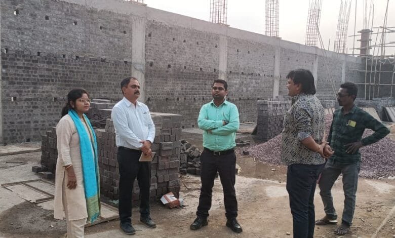 एसडीएम सक्ती ने पं. दीनदयाल स्टेडियम बाजार ग्राउंड में धीमे निर्माणकार्य पर ठेकेदारों को लगाई फटकार एसडीएम सक्ती ने पं. दीनदयाल स्टेडियम बाजार ग्राउंड में धीमे निर्माणकार्य पर ठेकेदारों को लगाई फटकार kshititech