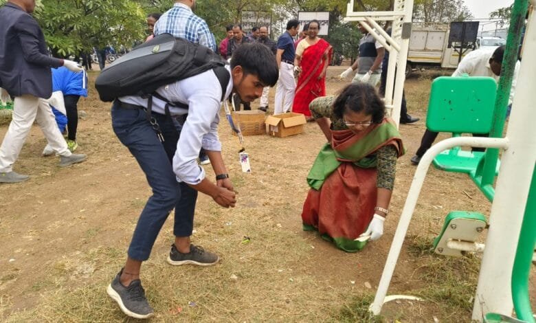 कलेक्टर ने स्वच्छता पखवाड़ा अभियान के तहत कलेक्ट्रेट परिसर में की साफ-सफाई कलेक्टर ने स्वच्छता पखवाड़ा अभियान के तहत कलेक्ट्रेट परिसर में की साफ-सफाई kshititech
