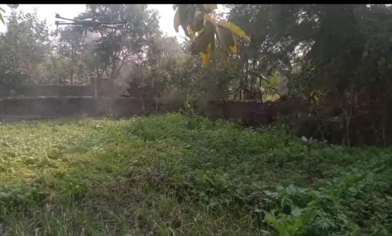 जैजैपुर के ग्राम मल्दा और घिवरा में सब्जी फसल पर किया गया ड्रोन स्पेयर के माध्यम से छिड़काव जैजैपुर के ग्राम मल्दा और घिवरा में सब्जी फसल पर किया गया ड्रोन स्पेयर के माध्यम से छिड़काव kshititech