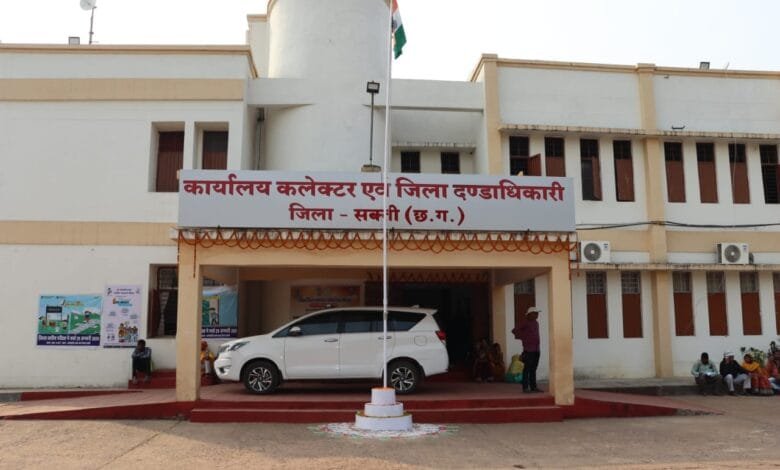 जनदर्शन में आए आवेदन का कलेक्टर ने किया त्वरित निराकरण जनदर्शन में आए आवेदन का कलेक्टर ने किया त्वरित निराकरण kshititech