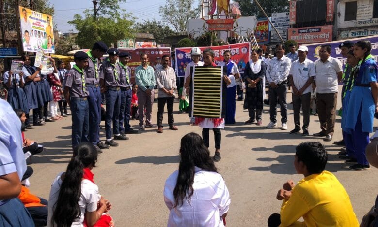 सक्ती में यूनिसेफ़, जिला यातायात पुलिस एवं स्काउट गाइड के स्वयंसेवकों द्वारा सड़क सुरक्षा अभियान एक महत्वपूर्ण पहल, के साथ कर रहें आमजनता को जागरूक सक्ती में यूनिसेफ़, जिला यातायात पुलिस एवं स्काउट गाइड के स्वयंसेवकों द्वारा सड़क सुरक्षा अभियान एक महत्वपूर्ण पहल, के साथ कर रहें आमजनता को जागरूक kshititech