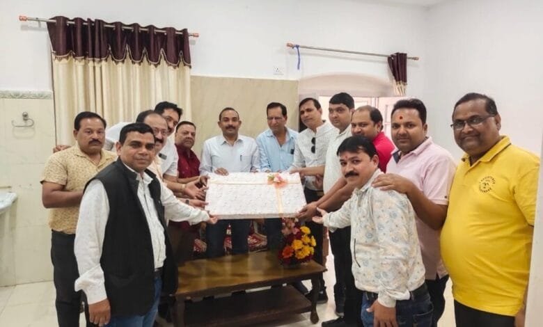 सक्ती के चेम्बर ऑफ़ कॉमर्स ने किया वरिष्ठ पुलिस अधीक्षक अहीरे के स्थानांतरण पर सम्मान समारोह सक्ती के चेम्बर ऑफ़ कॉमर्स ने किया वरिष्ठ पुलिस अधीक्षक अहीरे के स्थानांतरण पर सम्मान समारोह kshititech