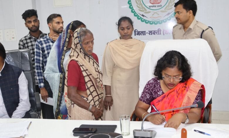 प्राप्त आवेदनों का सम्बधित अधिकारियों को त्वरित निराकरण करने के दिए निर्देश प्राप्त आवेदनों का सम्बधित अधिकारियों को त्वरित निराकरण करने के दिए निर्देश kshititech