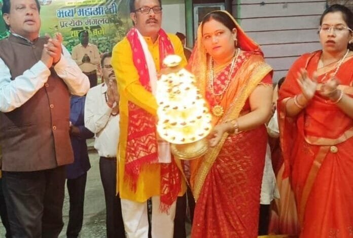 श्री सिद्ध हनुमान मंदिर 38वें मंगलवार की महाआरती में पंडित हरीश दुबे व डा कल्पना राठौर हुई शामिल श्री सिद्ध हनुमान मंदिर 38वें मंगलवार की महाआरती में पंडित हरीश दुबे व डा कल्पना राठौर हुई शामिल kshititech