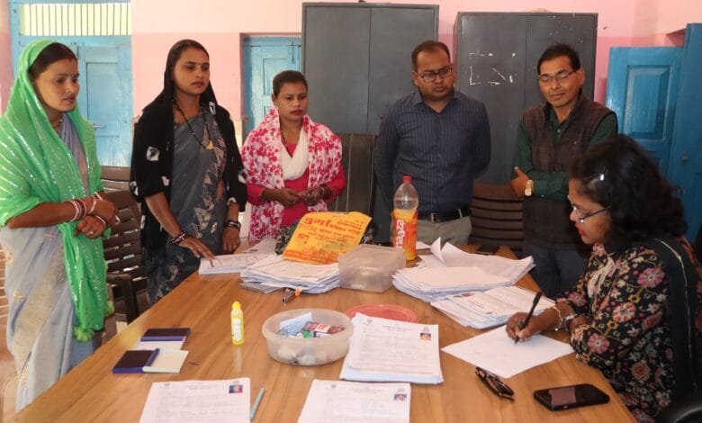मालखरौदा ब्लॉक के पोता, बीरभांठा एवं नगर पंचायत डभरा में महतारी वंदन योजना के तहत भराए जा रहे आवेदनों का कलेक्टर ने किया अवलोकन मालखरौदा ब्लॉक के पोता, बीरभांठा एवं नगर पंचायत डभरा में महतारी वंदन योजना के तहत भराए जा रहे आवेदनों का कलेक्टर ने किया अवलोकन kshititech