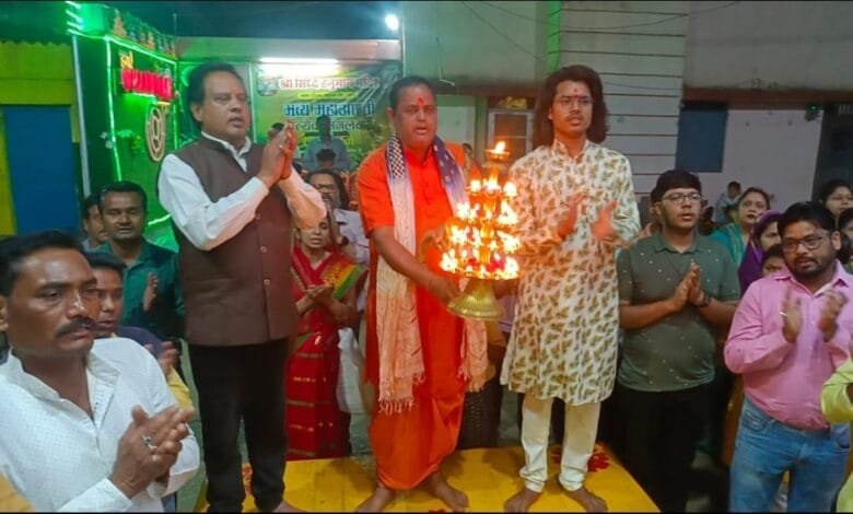 श्री सिद्ध हनुमान मंदिर 39वें मंगलवार की महाआरती में पंडित राजेश दुबे हुए शामिल श्री सिद्ध हनुमान मंदिर 39वें मंगलवार की महाआरती में पंडित राजेश दुबे हुए शामिल kshititech