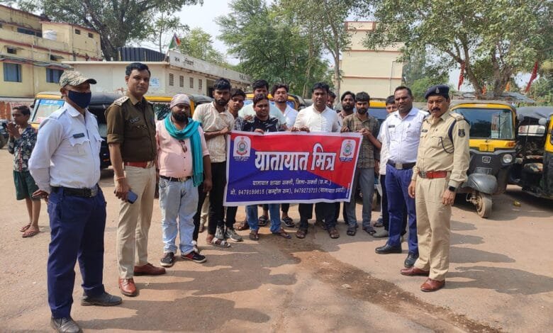 नगर में यातायात व्यवस्था बनाने एवं यातायात नियम पालन करने एवं जागरूक करने हेतु चलाया जा रहा है अभियान नगर में यातायात व्यवस्था बनाने एवं यातायात नियम पालन करने एवं जागरूक करने हेतु चलाया जा रहा है अभियान kshititech