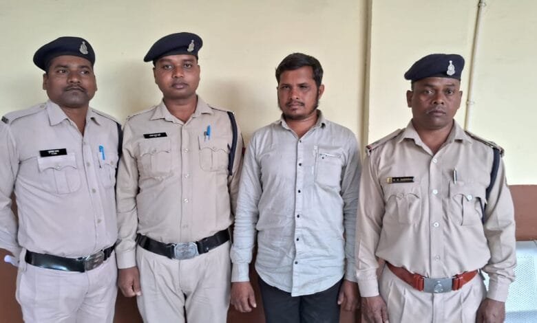 गांजा विक्रय करने वाला सौदागर गिरफ्तार ,1 किलो से अधिक गांजा जप्त गांजा विक्रय करने वाला सौदागर गिरफ्तार ,1 किलो से अधिक गांजा जप्त kshititech