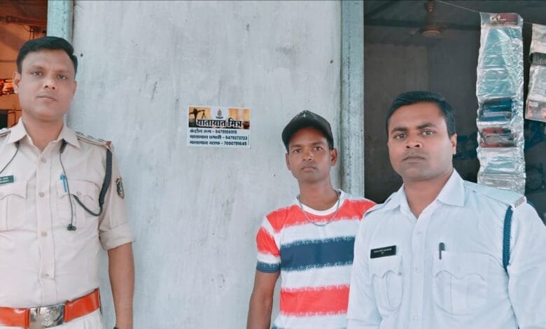 सड़क दुर्घटनाओं कमी लाने एवं यातायात नियमों का पालन कराने यातायात सुचारू रूप से संचालित करने के लिए सक्ती पुलिस ने "यातायात मित्र सक्ती पुलिस" की चलाई मुहिम सड़क दुर्घटनाओं कमी लाने एवं यातायात नियमों का पालन कराने यातायात सुचारू रूप से संचालित करने के लिए सक्ती पुलिस ने "यातायात मित्र सक्ती पुलिस" की चलाई मुहिम kshititech