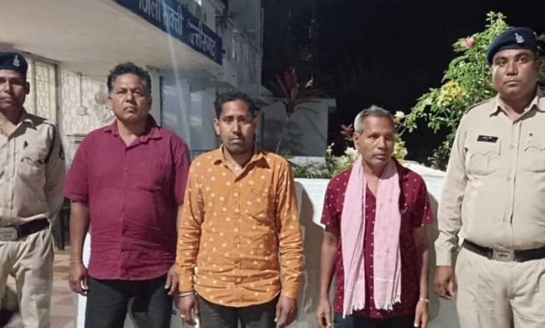जुआ खेलने वाले 3 जुआरी रायपुरा गांव के बंधवा तालाब पार से हुई गिरफ्तारी जुआ खेलने वाले 3 जुआरी रायपुरा गांव के बंधवा तालाब पार से हुई गिरफ्तारी kshititech