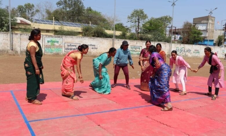 जिला स्तरीय खेलकूद प्रतियोगिता में महिलाओं द्वारा साड़ी में किया गया उत्कृष्ट प्रदर्शन, दिया संदेश कि महिलाएं किसी से कम नहीं जिला स्तरीय खेलकूद प्रतियोगिता में महिलाओं द्वारा साड़ी में किया गया उत्कृष्ट प्रदर्शन, दिया संदेश कि महिलाएं किसी से कम नहीं kshititech