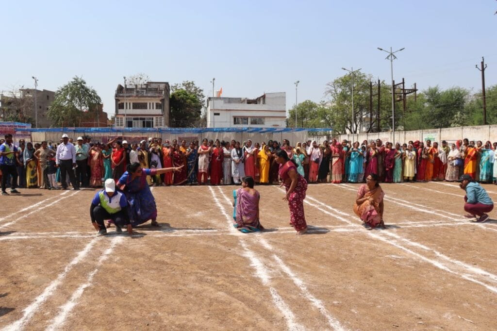 जिला स्तरीय खेलकूद प्रतियोगिता में महिलाओं द्वारा साड़ी में किया गया उत्कृष्ट प्रदर्शन, दिया संदेश कि महिलाएं किसी से कम नहीं जिला स्तरीय खेलकूद प्रतियोगिता में महिलाओं द्वारा साड़ी में किया गया उत्कृष्ट प्रदर्शन, दिया संदेश कि महिलाएं किसी से कम नहीं kshititech