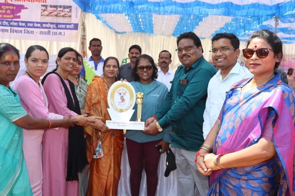 जिला स्तरीय खेलकूद प्रतियोगिता में महिलाओं द्वारा साड़ी में किया गया उत्कृष्ट प्रदर्शन, दिया संदेश कि महिलाएं किसी से कम नहीं जिला स्तरीय खेलकूद प्रतियोगिता में महिलाओं द्वारा साड़ी में किया गया उत्कृष्ट प्रदर्शन, दिया संदेश कि महिलाएं किसी से कम नहीं kshititech