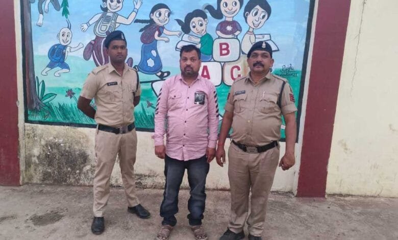 शेयर मार्केट किप्टो करेंसी में लोगों से पैसा लगाने पर परधोखाधड़ी करने वाले गिरोह का एक सदस्य गिरफ्तार शेयर मार्केट किप्टो करेंसी में लोगों से पैसा लगाने पर परधोखाधड़ी करने वाले गिरोह का एक सदस्य गिरफ्तार kshititech