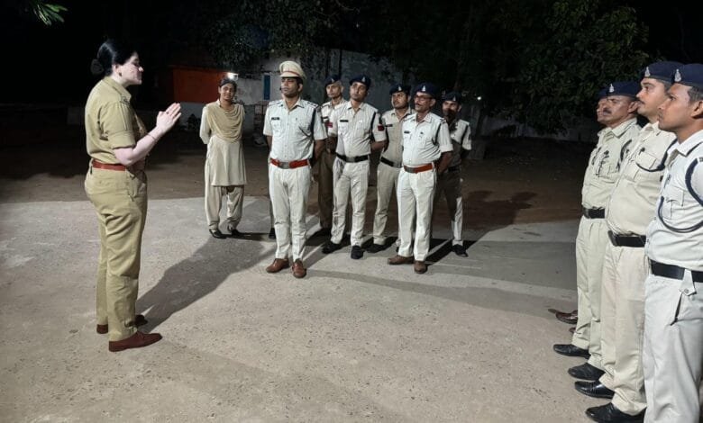पुलिस अधीक्षक सक्ती ने किया जैजैपुर थाना का किया निरीक्षण, अपराधियों में खौफ एवं फरियादियों में विश्वास बनाए रखने की दी समझाइश पुलिस अधीक्षक सक्ती ने किया जैजैपुर थाना का किया निरीक्षण, अपराधियों में खौफ एवं फरियादियों में विश्वास बनाए रखने की दी समझाइश kshititech