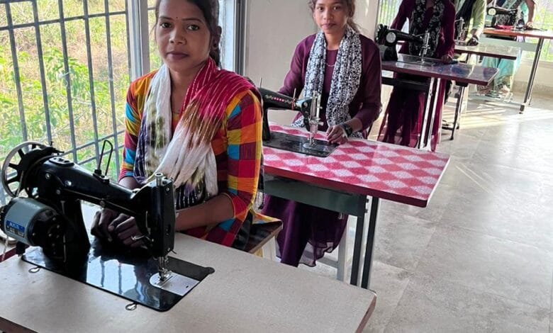 निःशुल्क सिलाई प्रशिक्षण आदिवासी महिलाओं को दैनिक बुनकर कल्याण संघ सक्ती एन.जी.ओ. के माध्यम से दिया जा रहा गौरमुड़ा में निःशुल्क सिलाई प्रशिक्षण आदिवासी महिलाओं को दैनिक बुनकर कल्याण संघ सक्ती एन.जी.ओ. के माध्यम से दिया जा रहा गौरमुड़ा में kshititech
