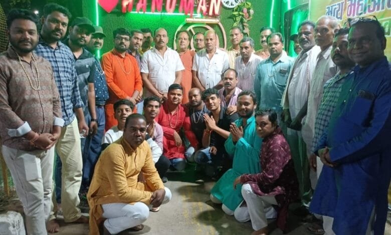 श्री सिद्ध हनुमान मंदिर ४३वें मंगलवार की महाआरती में पंडित विक्की गोस्वामी के साथ शिव बरात आयोजन समिति, मालखरौदा हुई शामिल श्री सिद्ध हनुमान मंदिर ४३वें मंगलवार की महाआरती में पंडित विक्की गोस्वामी के साथ शिव बरात आयोजन समिति, मालखरौदा हुई शामिल kshititech