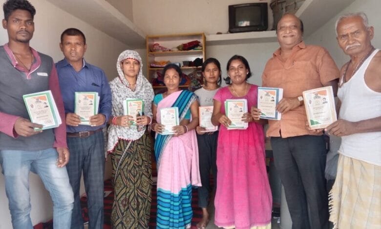 पूर्व नगर पालिका अध्यक्ष नरेश गेवाडीन ने अपने वार्ड वासियों को वितरण करवाया नया राशन कार्ड पूर्व नगर पालिका अध्यक्ष नरेश गेवाडीन ने अपने वार्ड वासियों को वितरण करवाया नया राशन कार्ड kshititech