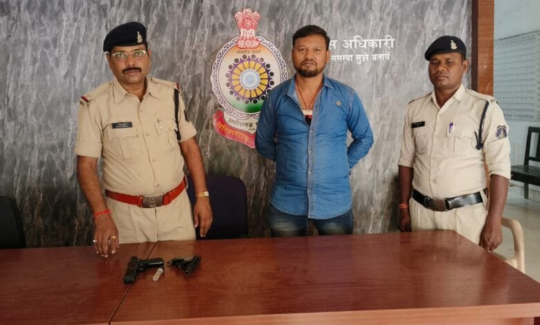सक्ती के बुधवारी बाजार में पिस्टल दिखाकर ट्रैक्टर चालक से अवैध वसूली करने वाला आरोपी गिरफ्तार सक्ती के बुधवारी बाजार में पिस्टल दिखाकर ट्रैक्टर चालक से अवैध वसूली करने वाला आरोपी गिरफ्तार kshititech
