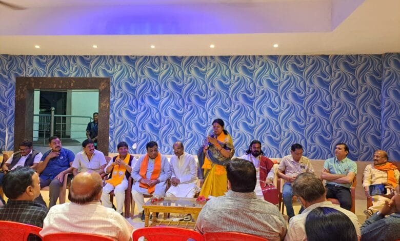 भारतीय जनता पार्टी सक्ती द्वारा आयोजित सम्मेलन में लोकसभा प्रत्याशी श्रीमती कमलेश जांगड़े ने मांगा वोट कहा मैं आपके क्षेत्र की बेटी एवं बहू सदैव करूंगी आपकी सेवा और क्षेत्र का विकास भारतीय जनता पार्टी सक्ती द्वारा आयोजित सम्मेलन में लोकसभा प्रत्याशी श्रीमती कमलेश जांगड़े ने मांगा वोट कहा मैं आपके क्षेत्र की बेटी एवं बहू सदैव करूंगी आपकी सेवा और क्षेत्र का विकास kshititech