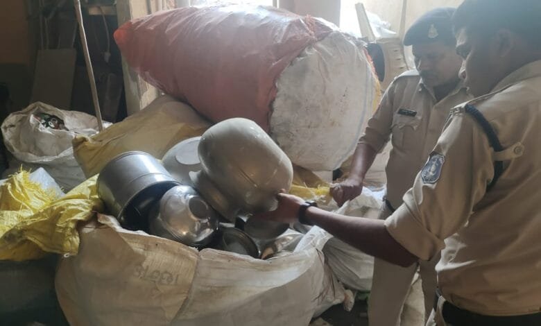 सक्ती पुलिस की अवैध कबाड़ व्यवसाय के खिलाफ कारवाई सक्ती पुलिस की अवैध कबाड़ व्यवसाय के खिलाफ कारवाई kshititech