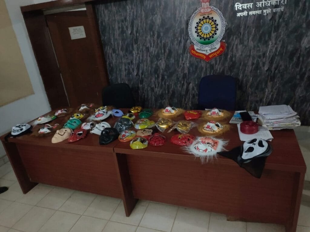 प्रतिबंधात्मक मुखौटों को बेचने वाले दुकानदारों पर कार्रवाई, जब्त किए गए दर्जनों मुखौटे प्रतिबंधात्मक मुखौटों को बेचने वाले दुकानदारों पर कार्रवाई, जब्त किए गए दर्जनों मुखौटे kshititech