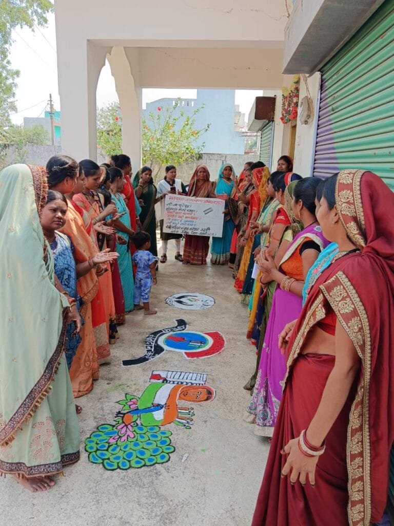 स्वसहायता समूह की महिलाए गाँव-गाँव जा कर लोगों को मतदान करने कर रही प्रेरित स्वसहायता समूह की महिलाए गाँव-गाँव जा कर लोगों को मतदान करने कर रही प्रेरित kshititech