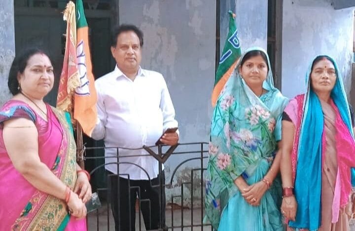 ऑफिसर्स कॉलोनी सक्ती में विजय बूथ अभियान के तहत कमल ध्वज लहराया ऑफिसर्स कॉलोनी सक्ती में विजय बूथ अभियान के तहत कमल ध्वज लहराया kshititech