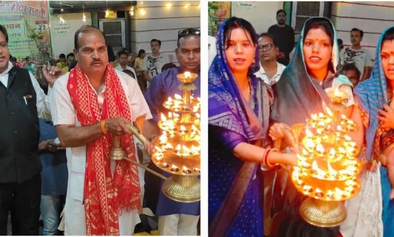 श्री सिद्ध हनुमान मंदिर ४६ वें मंगलवार की महाआरती में पंडित महेश्वर पांडे के साथ श्री सिद्ध हनुमान मंदिर परिवार की मातृ शक्ति हुई शामिल श्री सिद्ध हनुमान मंदिर ४६ वें मंगलवार की महाआरती में पंडित महेश्वर पांडे के साथ श्री सिद्ध हनुमान मंदिर परिवार की मातृ शक्ति हुई शामिल kshititech
