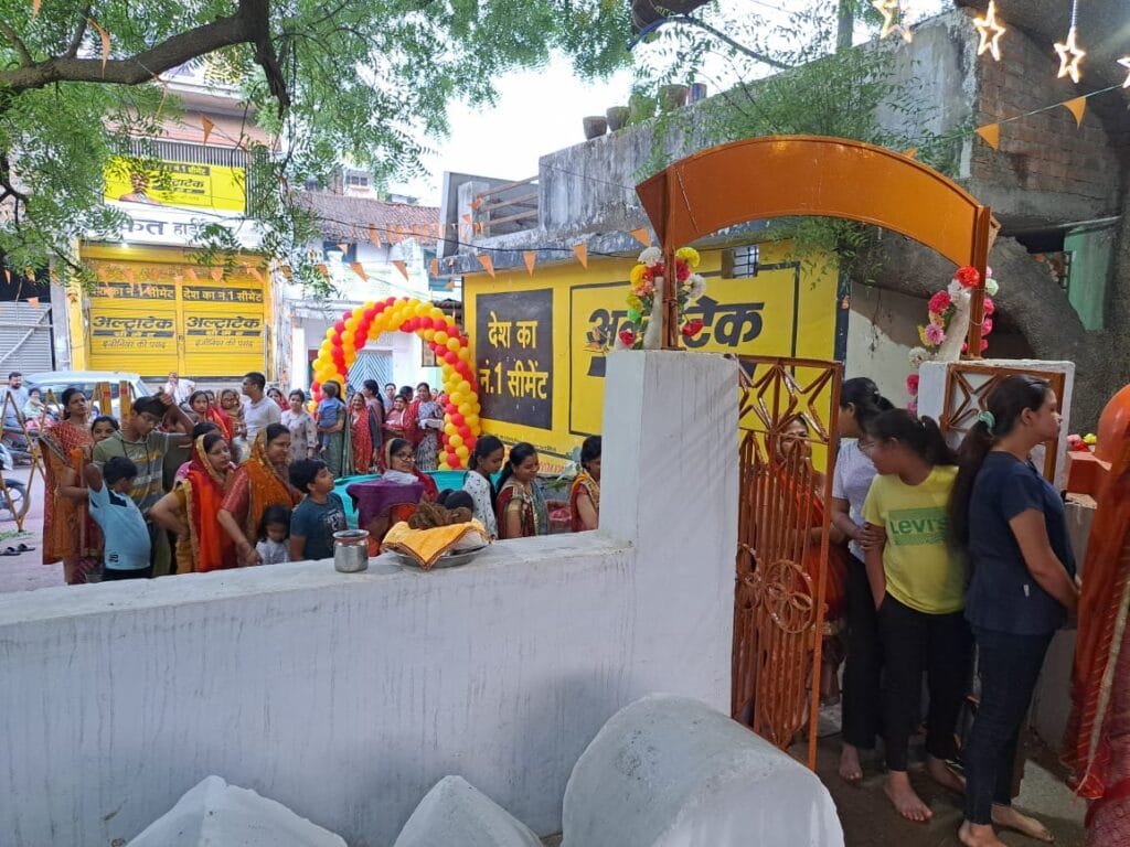 शीतला माता मंदिर में पूजा करने की सुबह 4 बजे से लगी लोगों की लाइन शीतला माता मंदिर में पूजा करने की सुबह 4 बजे से लगी लोगों की लाइन kshititech