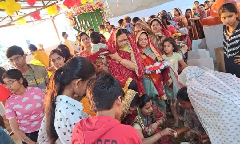 शीतला माता मंदिर में पूजा करने की सुबह 4 बजे से लगी लोगों की लाइन शीतला माता मंदिर में पूजा करने की सुबह 4 बजे से लगी लोगों की लाइन kshititech