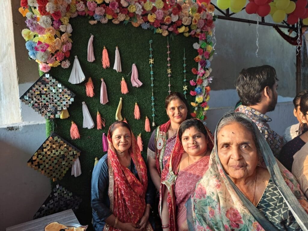 शीतला माता मंदिर में पूजा करने की सुबह 4 बजे से लगी लोगों की लाइन शीतला माता मंदिर में पूजा करने की सुबह 4 बजे से लगी लोगों की लाइन kshititech