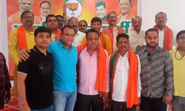 भाजपा जिला अध्यक्ष कृष्णकांत चंद्रा ने भवानी तिवारी और गोपाल शर्मा को भाजपा का गमछा डालकर भाजपा में वापसी कराया भाजपा जिला अध्यक्ष कृष्णकांत चंद्रा ने भवानी तिवारी और गोपाल शर्मा को भाजपा का गमछा डालकर भाजपा में वापसी कराया kshititech