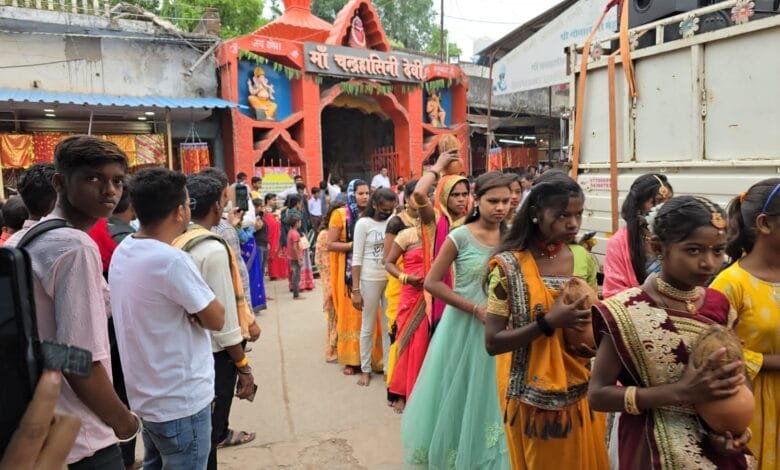माँ चंद्रहासनी मंदिर से सैकड़ों की संख्या में कन्याओं ने कलश लेकर माँ चंद्रहासनी मंदिर में स्थापित किया और जगमगा उठे आस्था के ज्योति कलश माँ चंद्रहासनी मंदिर से सैकड़ों की संख्या में कन्याओं ने कलश लेकर माँ चंद्रहासनी मंदिर में स्थापित किया और जगमगा उठे आस्था के ज्योति कलश kshititech