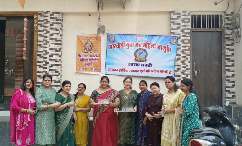 मारवाड़ी युवा महिला मंच जागृति शाखा सक्ती ने राहगीरों को पिलाया ठंडा शरबत मारवाड़ी युवा महिला मंच जागृति शाखा सक्ती ने राहगीरों को पिलाया ठंडा शरबत kshititech