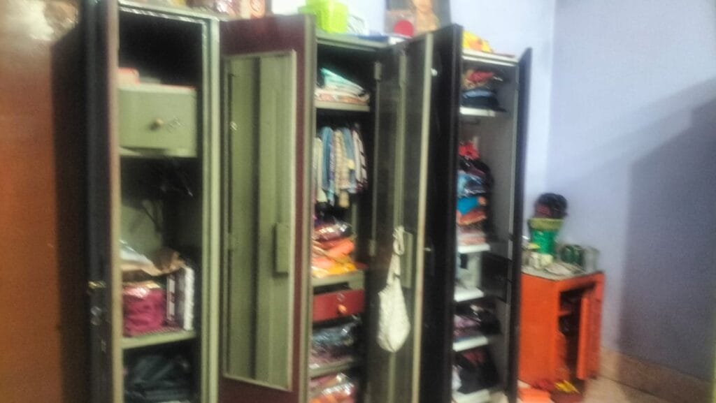 पुनः बीच मार्केट में हुई शहर के राइस मिलर एवं ट्रांसपोर्टर के घर में भारी मात्रा में नकदी एवं गहनों की चोरी पुनः बीच मार्केट में हुई शहर के राइस मिलर एवं ट्रांसपोर्टर के घर में भारी मात्रा में नकदी एवं गहनों की चोरी kshititech