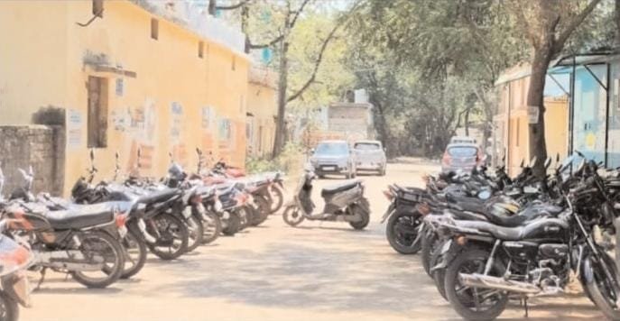 वाहन स्टैंड नहीं होने से आम जनता को करना पड़ रहा है परेशानियों का सामना वाहन स्टैंड नहीं होने से आम जनता को करना पड़ रहा है परेशानियों का सामना kshititech