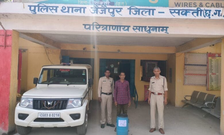 21 लीटर अवैध कच्ची महुआ शराब बिक्री करते 01 आरोपी गिरफ्तार 21 लीटर अवैध कच्ची महुआ शराब बिक्री करते 01 आरोपी गिरफ्तार kshititech