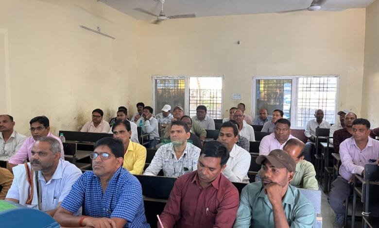 मतदान दल के अधिकारियों कर्मचारियों को दिया जा रहा द्वितीय चरण का प्रशिक्षण मतदान दल के अधिकारियों कर्मचारियों को दिया जा रहा द्वितीय चरण का प्रशिक्षण kshititech
