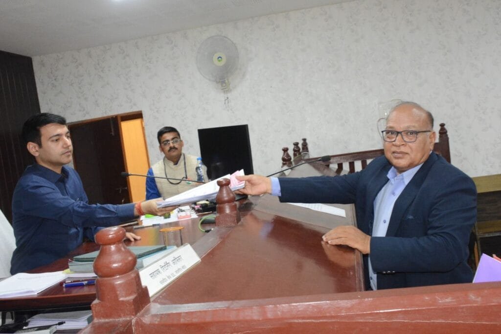 आज 2 अभ्यर्थियों ने जमा किए नामांकन एवं 11 अभ्यर्थियों ने लिया नामांकन पत्र आज 2 अभ्यर्थियों ने जमा किए नामांकन एवं 11 अभ्यर्थियों ने लिया नामांकन पत्र kshititech