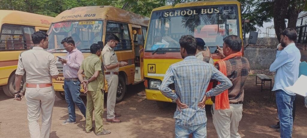 स्कूली वाहनों में बच्चो के परिवहन के दौरान सुरक्षा व्यवस्था को दृष्टीगत रखते हुये जिले के 80 स्कूल बसो वाहनो का नंदेली ग्राउण्ड सक्ती में कैम्प लगाकर किया गया चेक स्कूली वाहनों में बच्चो के परिवहन के दौरान सुरक्षा व्यवस्था को दृष्टीगत रखते हुये जिले के 80 स्कूल बसो वाहनो का नंदेली ग्राउण्ड सक्ती में कैम्प लगाकर किया गया चेक kshititech