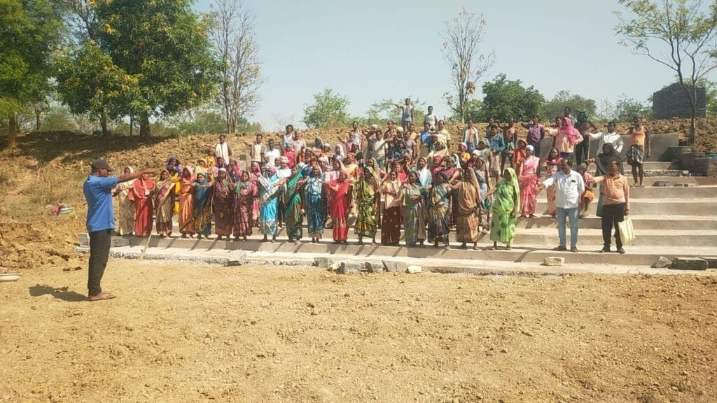 कलेक्टर के निर्देश पर मनरेगा श्रमिकों व ग्रामीणों को कार्यस्थल पर दिलाई गई शपथ कलेक्टर के निर्देश पर मनरेगा श्रमिकों व ग्रामीणों को कार्यस्थल पर दिलाई गई शपथ kshititech