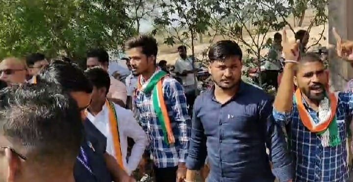 कांग्रेस प्रत्याशी शिव डहरिया के कार्यक्रम में कार्यकर्ताओं ने बसपा को दी गाली कांग्रेस प्रत्याशी शिव डहरिया के कार्यक्रम में कार्यकर्ताओं ने बसपा को दी गाली kshititech