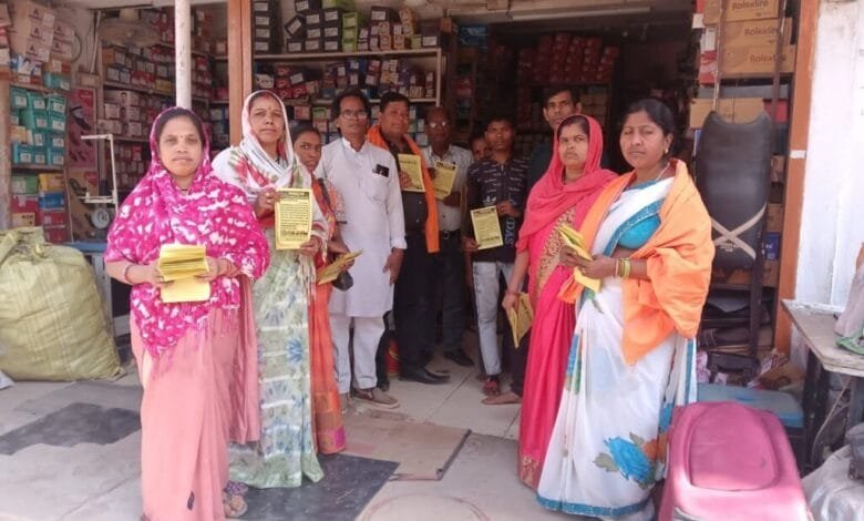 घर-घर जाकर वोट डालने जागरुक कर रहे सक्ती के सरस्वती शिशु मंदिर के आचार्य परिवार के सदस्य घर-घर जाकर वोट डालने जागरुक कर रहे सक्ती के सरस्वती शिशु मंदिर के आचार्य परिवार के सदस्य kshititech
