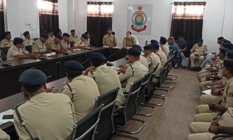 लोकसभा चुनाव के लिए पुलिस अधीक्षक ने ली बैठक, चुनाव को निष्पक्ष एवं शांतिपूर्ण कराने दिए दिशा निर्देश लोकसभा चुनाव के लिए पुलिस अधीक्षक ने ली बैठक, चुनाव को निष्पक्ष एवं शांतिपूर्ण कराने दिए दिशा निर्देश kshititech